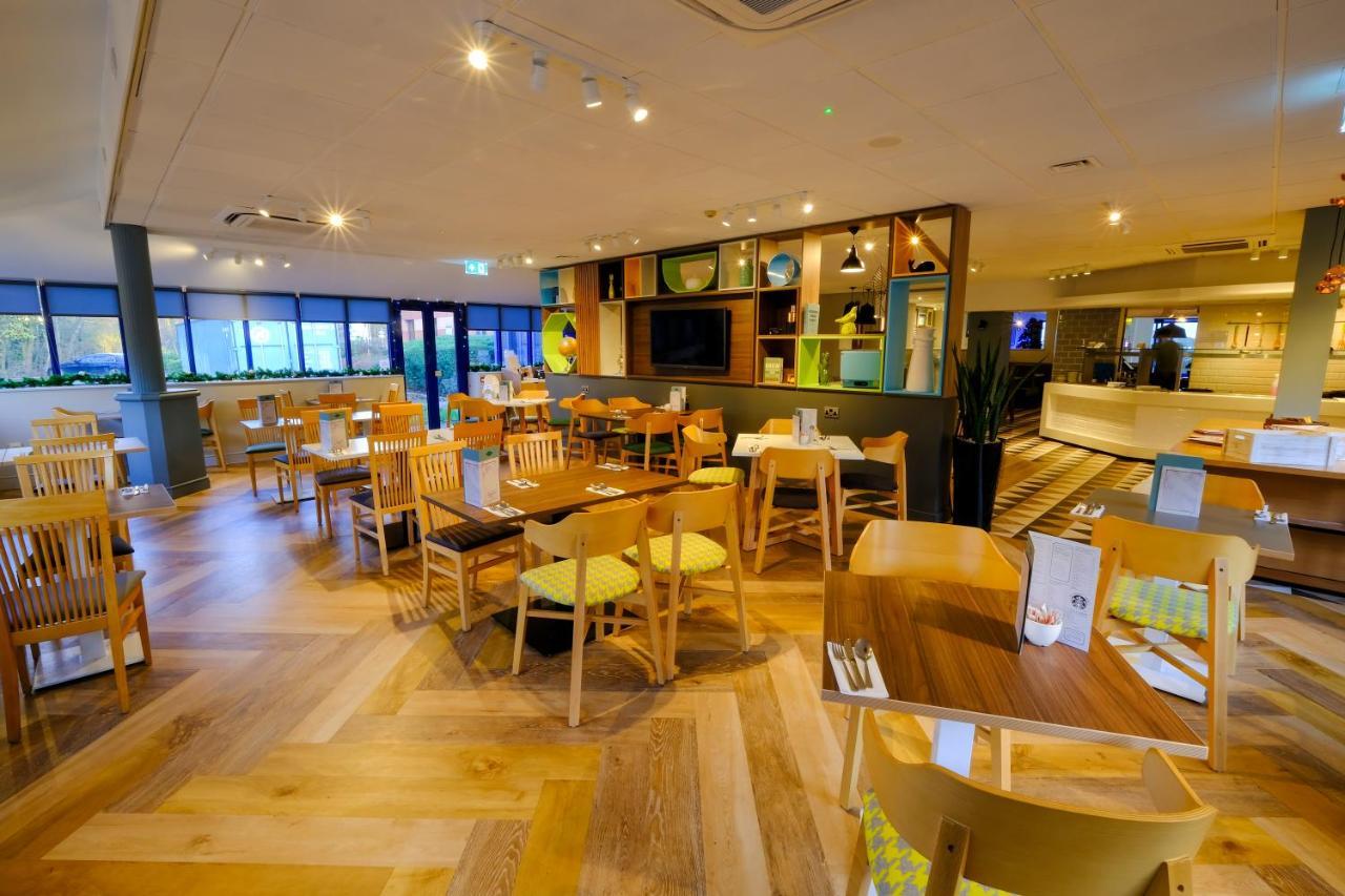 Holiday Inn Warrington By Ihg Bagian luar foto